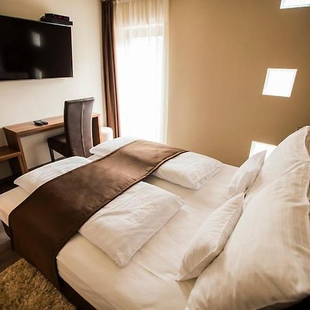 Pole Position Beach Hotel Balatonszarszo Zewnętrze zdjęcie